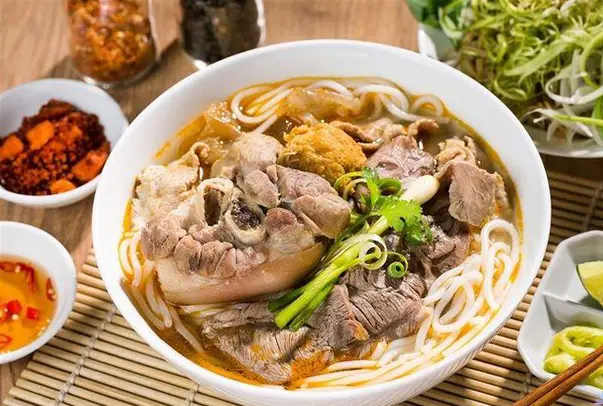 Bún bò Huế có gì đặc biệt mà được Nhật Bản cho vào thực đơn ăn uống cho học sinh? - Ảnh 1.