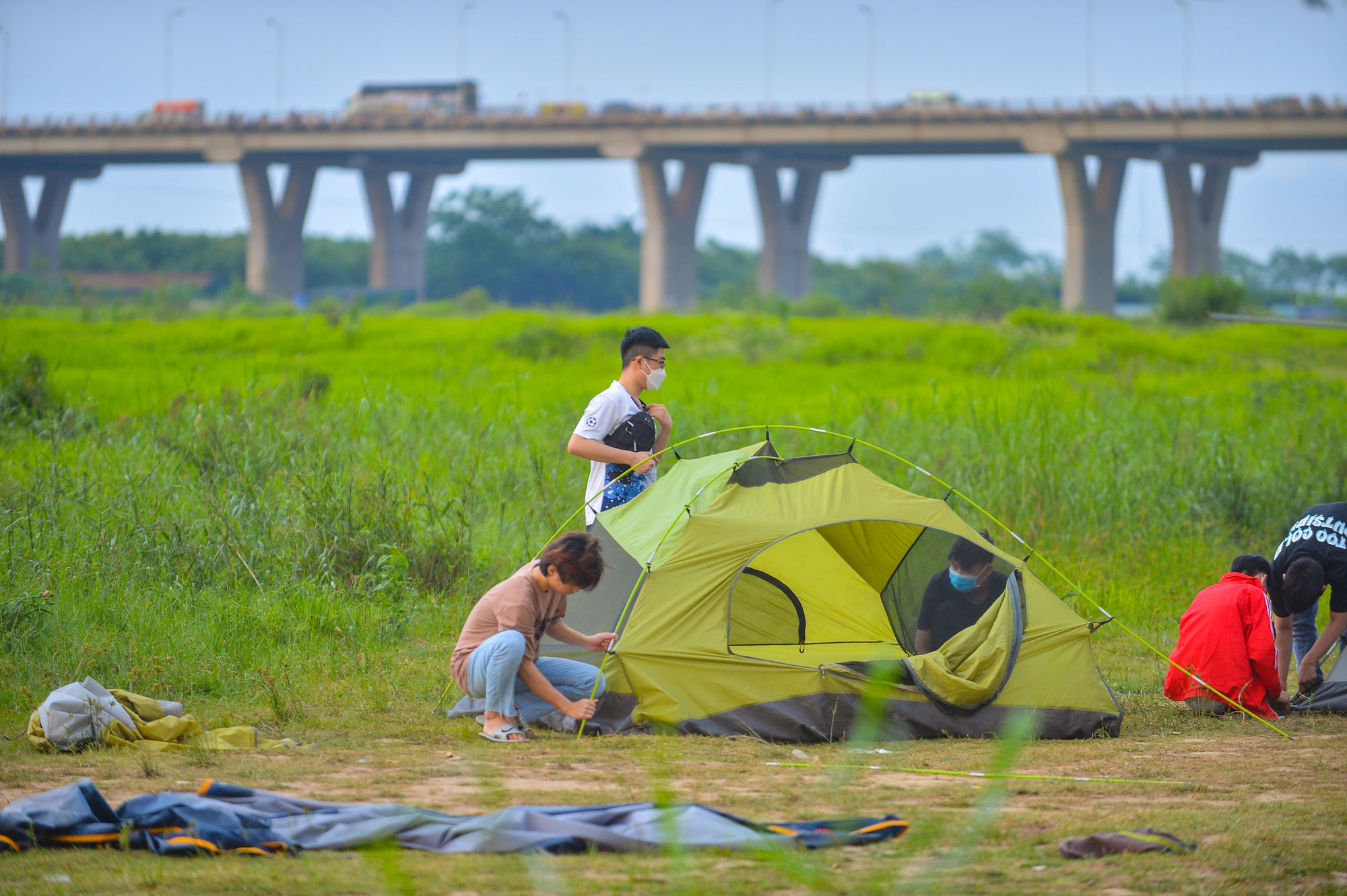 Bãi sông Hồng đông nghịt người cắm trại, vui chơi ngày cuối tuần - Ảnh 10.