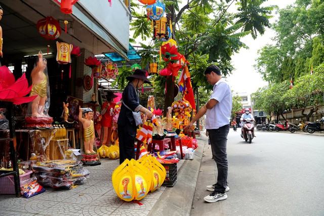 Chùm ảnh: Cố đô Huế rực rỡ sắc màu trong mùa Phật đản 2022 - Ảnh 10.