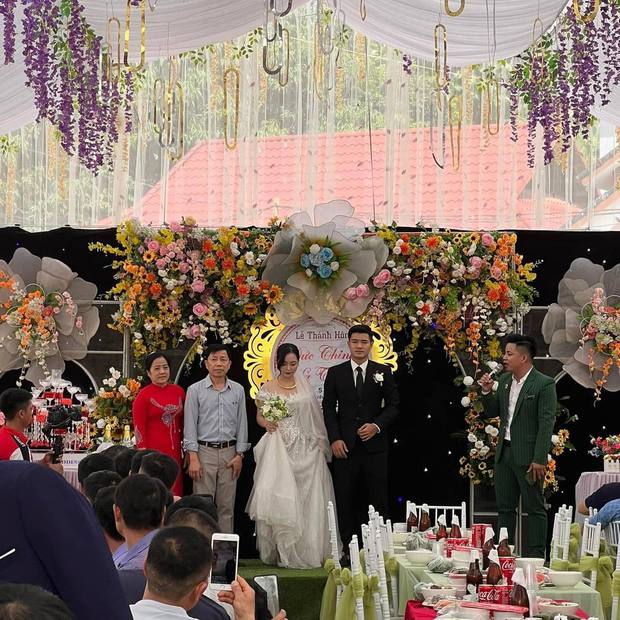 Toàn cảnh đám cưới ở quê của Hà Đức Chinh: Bàn tiệc dài dằng dặc, visual cô dâu chú rể ngất ngây - Ảnh 6.