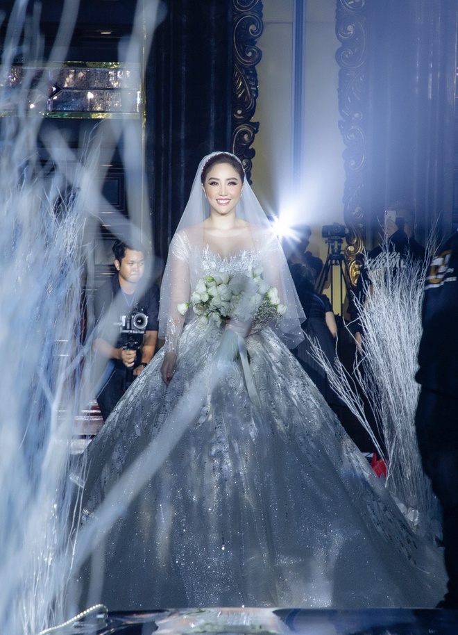 1001 kiểu đám cưới Vbiz: Ngô Thanh Vân chỉ 50 khách mời, Tóc Tiên kín như bưng tới giờ G và hôn lễ quá đặc biệt của Hà Tăng - Ảnh 23.