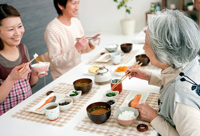 8 thói quen ăn uống cực tốt cho sức khỏe: Người Nhật, người Pháp đều có bí quyết rất hay - Ảnh 2.