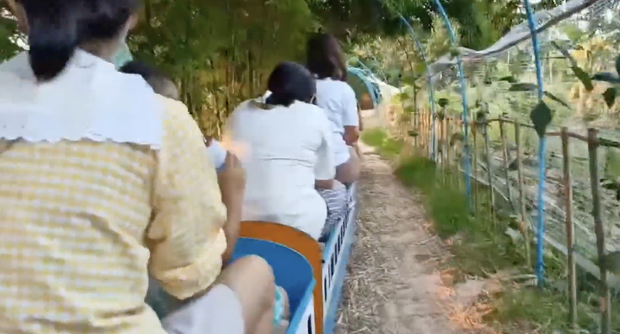 Thai restaurants use mini trains to transport diners - Photo 1.