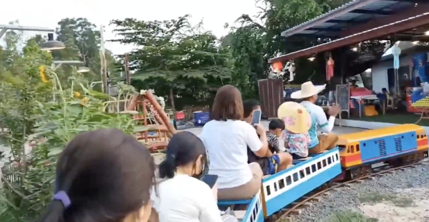 Thai restaurants use mini trains to transport diners - Photo 2.