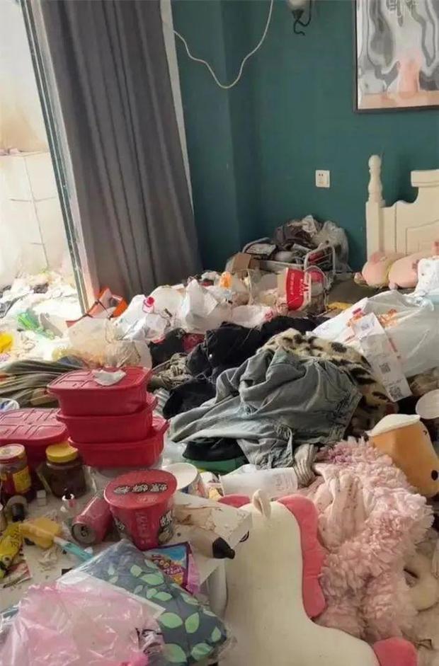 Thuê nhà nghỉ ở liền 2 tháng, cặp khách nữ biến căn phòng thành bãi rác khổng lồ - Ảnh 1.
