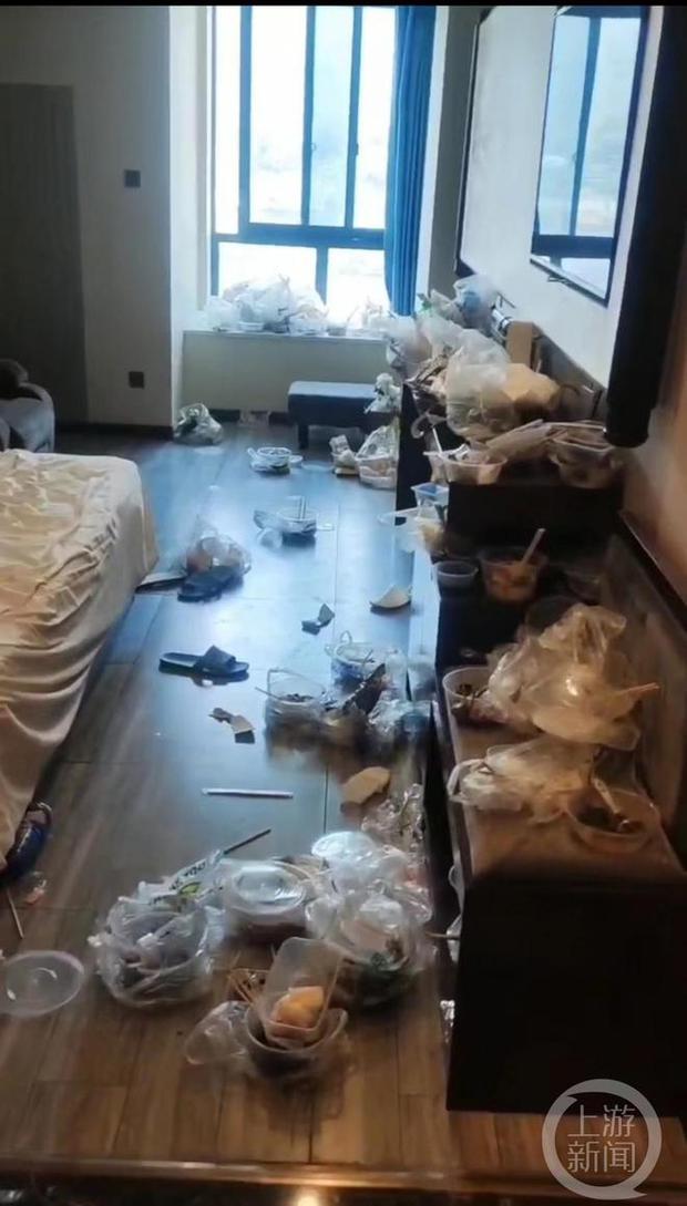 Thuê nhà nghỉ ở liền 2 tháng, cặp khách nữ biến căn phòng thành bãi rác khổng lồ - Ảnh 2.