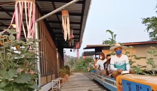 Nhà hàng Thái Lan dùng tàu hỏa mini vận chuyển thực khách - Ảnh 3.