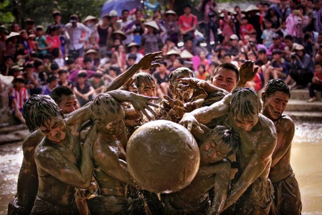 Uniquely Wrestling Water Bridge in Van Village - a unique festival in Vietnam, held once every 4 years - Photo 3.