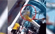 Video: Cầu trượt trong công viên nước bất ngờ đổ sập, 16 người chơi rơi thẳng xuống từ độ cao 10m, thương vong nặng nề