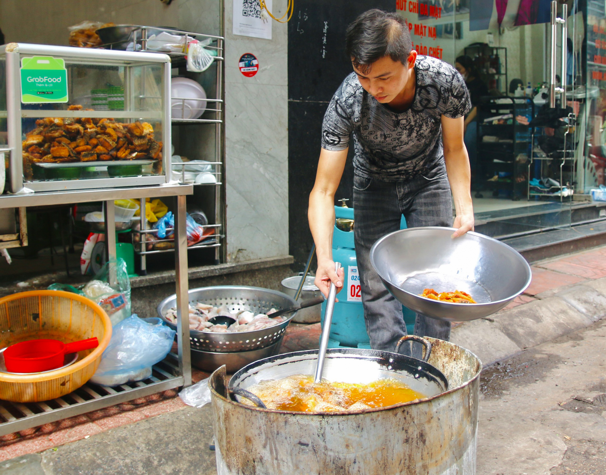 Quán bún đầu cá hiếm hoi ở Hà Nội, siêu đông khách nhờ tận dụng thứ bỏ đi - Ảnh 2.