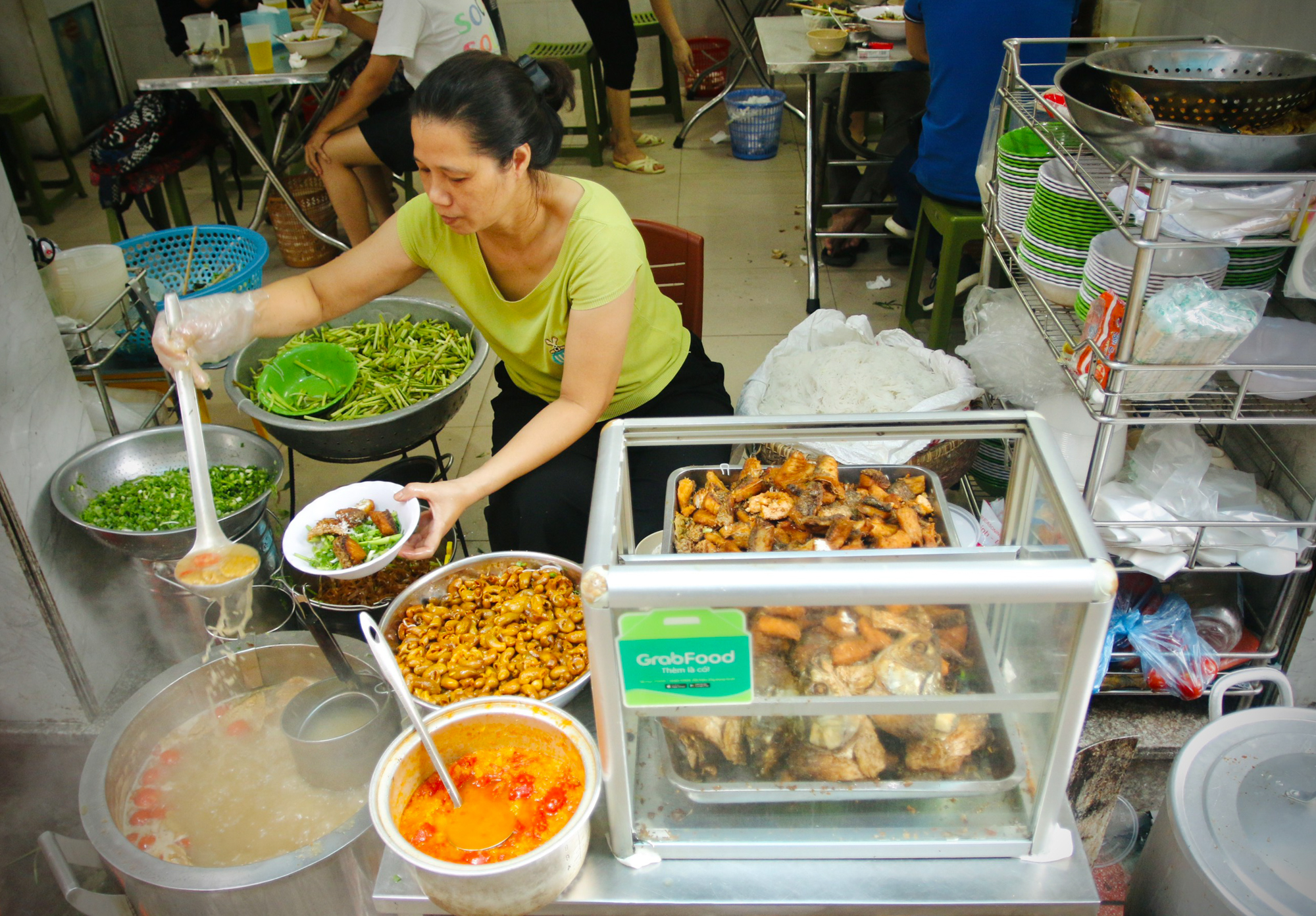 Quán bún đầu cá hiếm hoi ở Hà Nội, siêu đông khách nhờ tận dụng thứ bỏ đi - Ảnh 5.