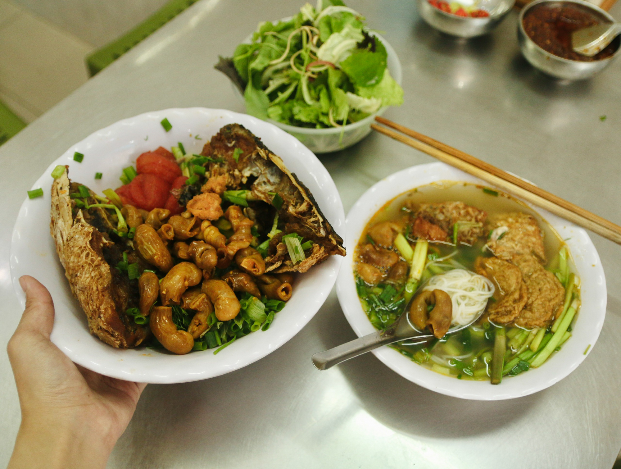 Quán bún đầu cá hiếm hoi ở Hà Nội, siêu đông khách nhờ tận dụng thứ bỏ đi - Ảnh 8.