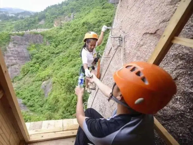 Strangely, the most inconvenient convenience store in the world on a cliff in China - Photo 1.