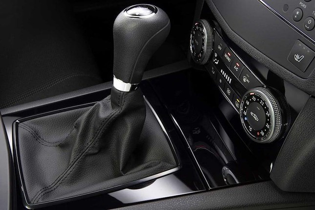 Mercedes killed the manual transmission in cars - Photo 1.