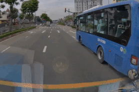 Stop the bus driver's flash reflexes when he meets a motorbike - Photo 1.
