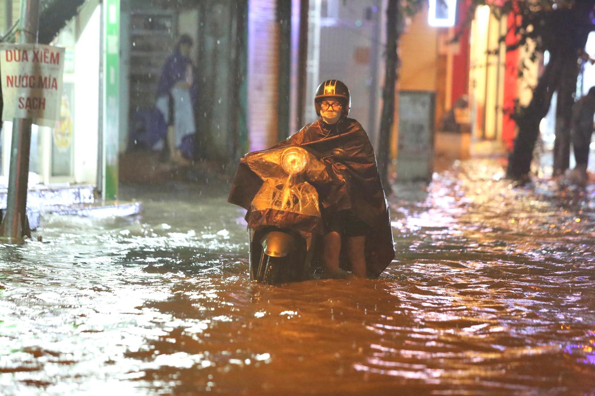 Nhiều tuyến phố tại Hà Nội ‘thành sông’ sau hơn 20 phút mưa trắng trời - Ảnh 4.