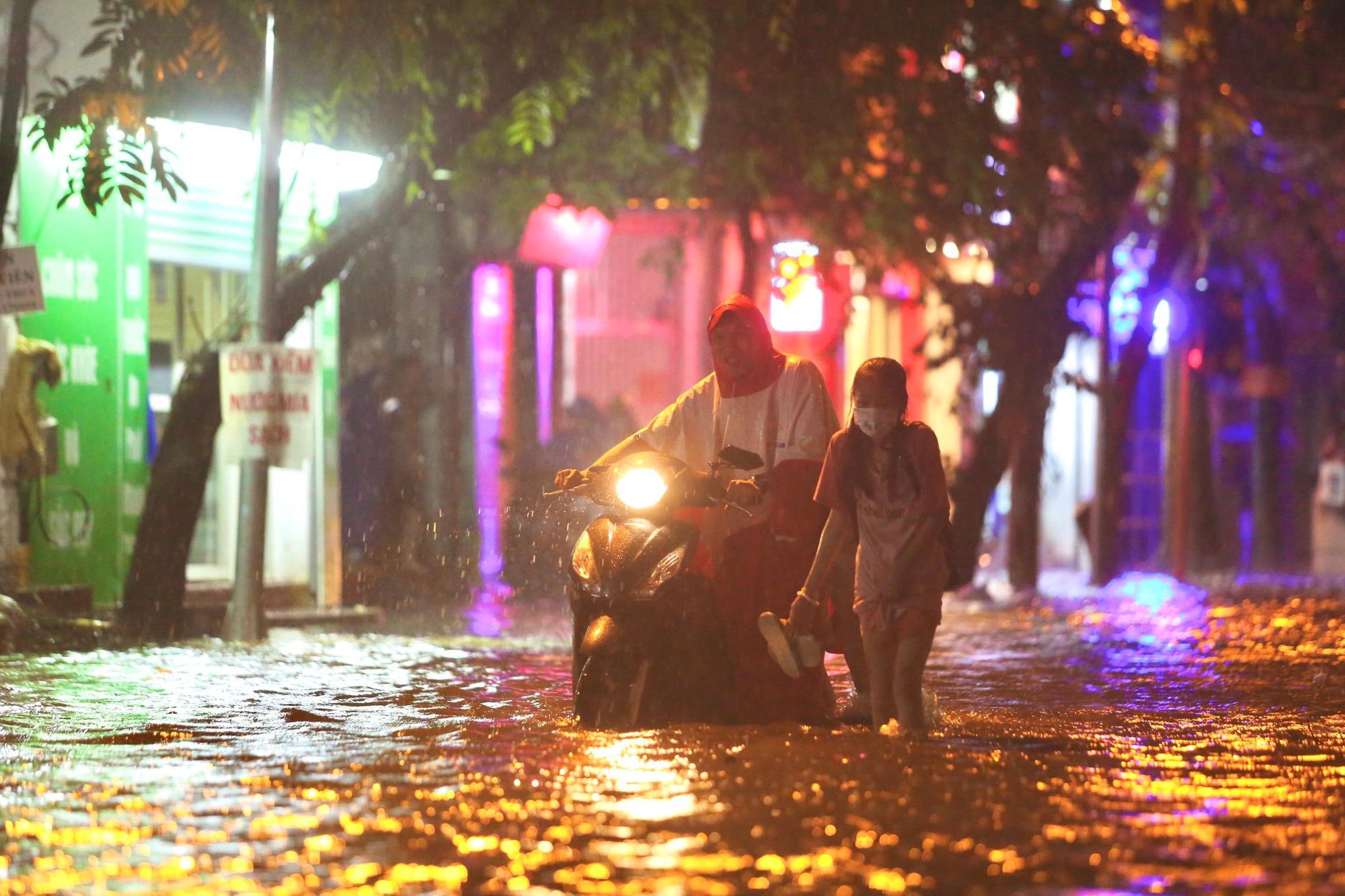 Nhiều tuyến phố tại Hà Nội ‘thành sông’ sau hơn 20 phút mưa trắng trời - Ảnh 10.