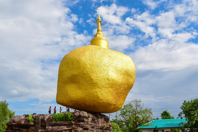 Lạ kỳ hòn đá khổng lồ dát vàng, nằm cheo leo trên vách núi hàng nghìn năm nhờ... 1 sợi tóc - Ảnh 2.