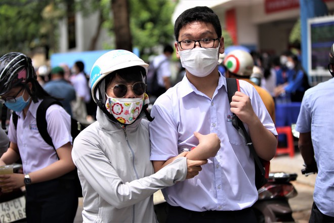 Chùm ảnh cảm động: Phụ huynh nghỉ làm đưa con đi thi, thấp thỏm ngóng trông giữa trời oi bức - Ảnh 14.