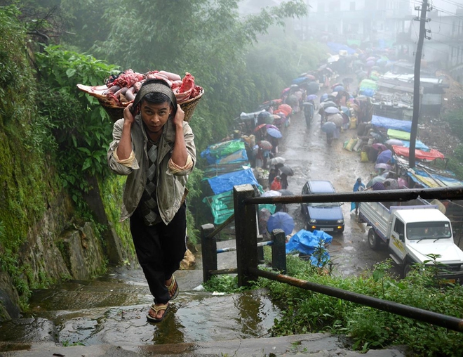 Hà Nội đang vào mùa mưa thất thường như cô người yêu, bạn có muốn thử trải nghiệm cuộc sống ở ngôi làng mưa nhiều nhất thế giới không? - Ảnh 10.