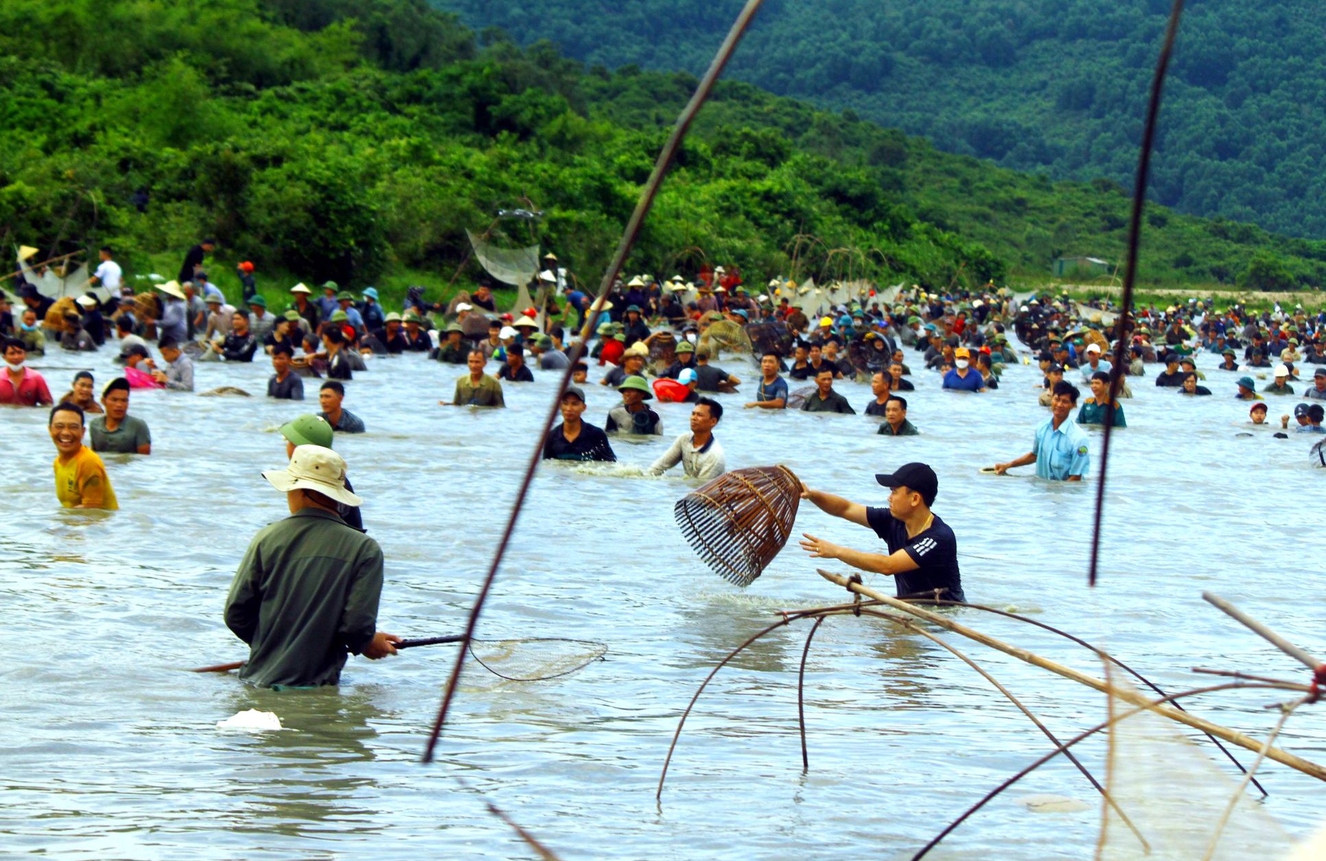 Cả làng tay nơm tay lưới cùng hú lớn rồi ào xuống vực bắt cá - Ảnh 3.