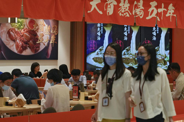 Trung Quốc bùng phát ổ dịch COVID-19, nhiều nước gia tăng số ca mắc mới - Ảnh 2.