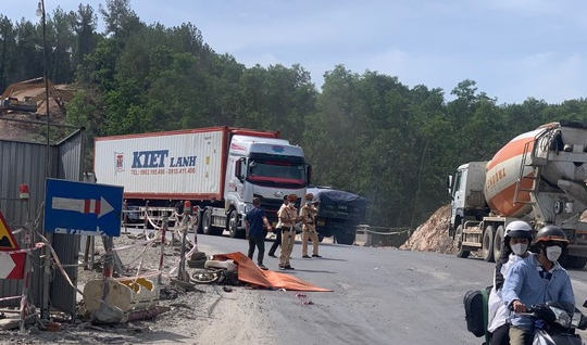  Tông chết người giữa ban ngày, tài xế đốt vàng mã và bỏ trốn  - Ảnh 1.