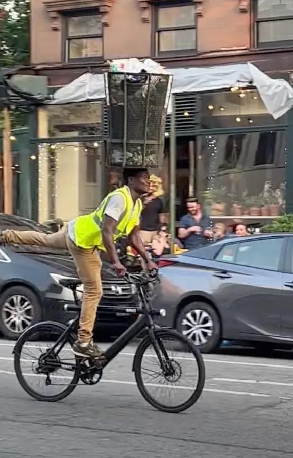 Kỳ thú nghệ sỹ đường phố vừa đạp xe, vừa đội thùng rác - Ảnh 1.