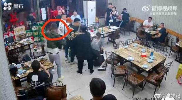 Trung Quốc: Bị quấy rối, 2 cô gái phản ứng và bất tỉnh dưới đòn hội đồng - Ảnh 1.