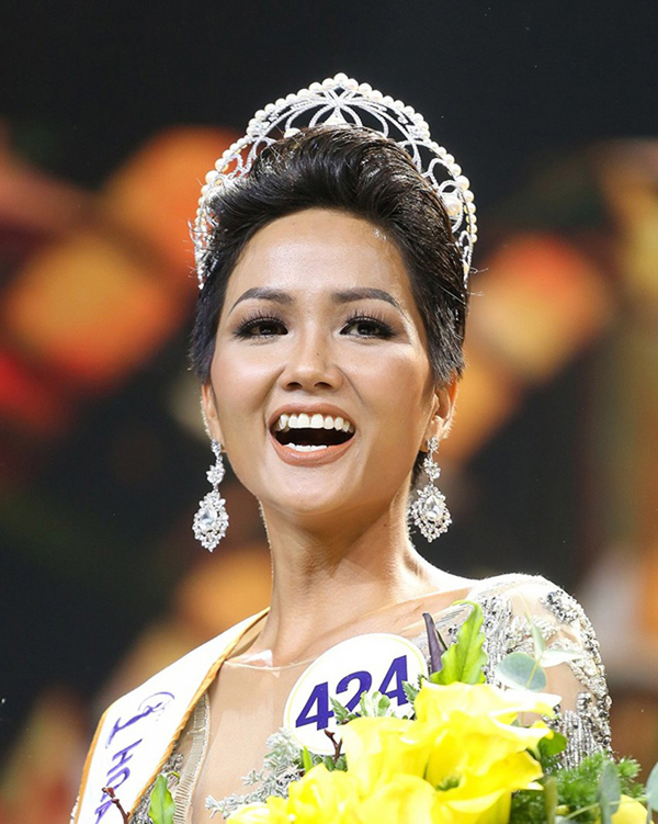 HHen Niê: Hiện tượng Hoa hậu được khán giả yêu mến thoát nghèo mua xe, tặng nhà cho bố mẹ sau 5 năm đăng quang - Ảnh 1.