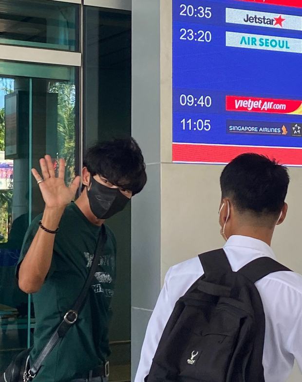 Tài tử Lee Jun Ki bất ngờ xuất hiện tại Đà Nẵng, U40 mà diện mạo sắc nét chấp cả ảnh chụp vội của người hâm mộ - Ảnh 1.