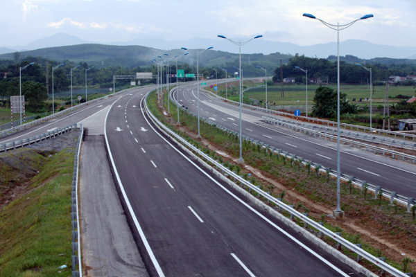 Mới thọ 8 năm, cao tốc Nội Bài - Lào Cai lại xin 8.700 tỷ đào đắp, mở rộng! - Ảnh 1.