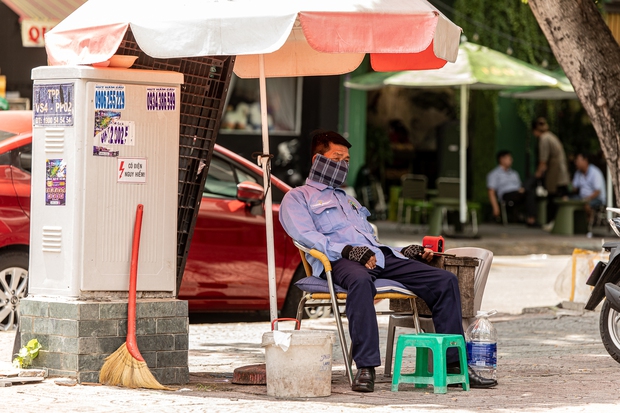 Thương lắm những bác bảo vệ già mưu sinh dưới nắng nóng gay gắt ở TP.HCM: Có công việc là may mắn rồi con - Ảnh 14.