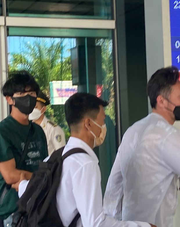 Tài tử Lee Jun Ki bất ngờ xuất hiện tại Đà Nẵng, U40 mà diện mạo sắc nét chấp cả ảnh chụp vội của người hâm mộ - Ảnh 3.