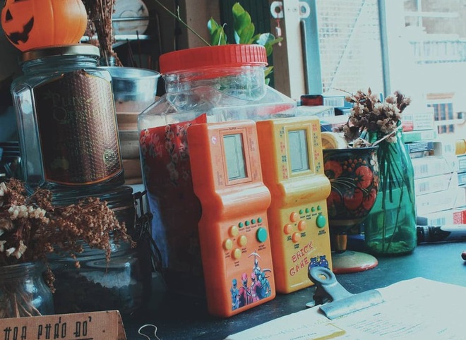 TP.HCM có 4 quán cà phê “bán vé” quay về tuổi thơ: Có đủ từ xí muội, kẹo C, mì trẻ em đến trò chơi điện tử chứa chan kỉ niệm - Ảnh 28.