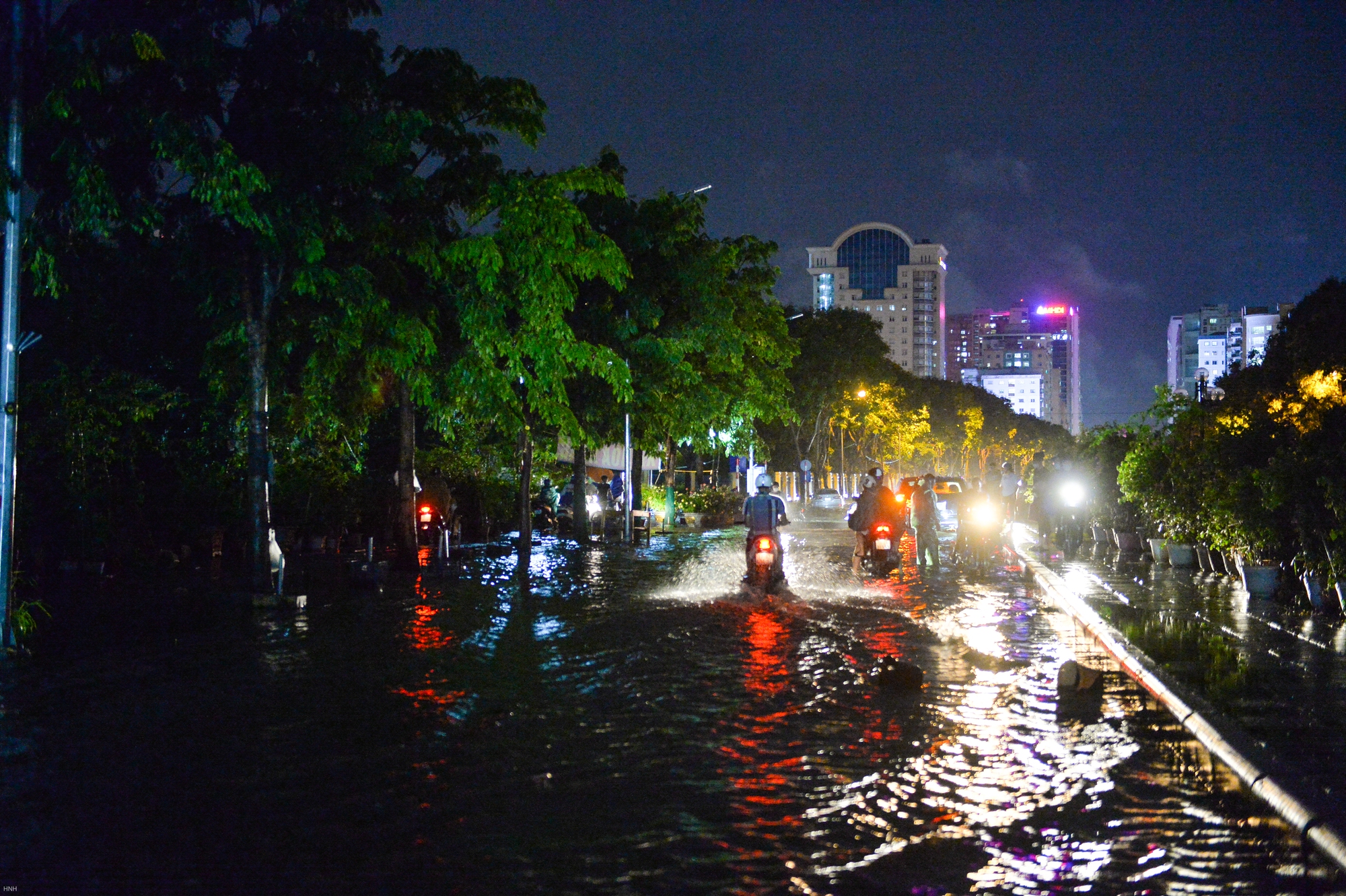 Hà Nội: Nhiều tuyến đường ngập hơn nửa mét, xe chết máy la liệt sau trận mưa lớn - Ảnh 2.