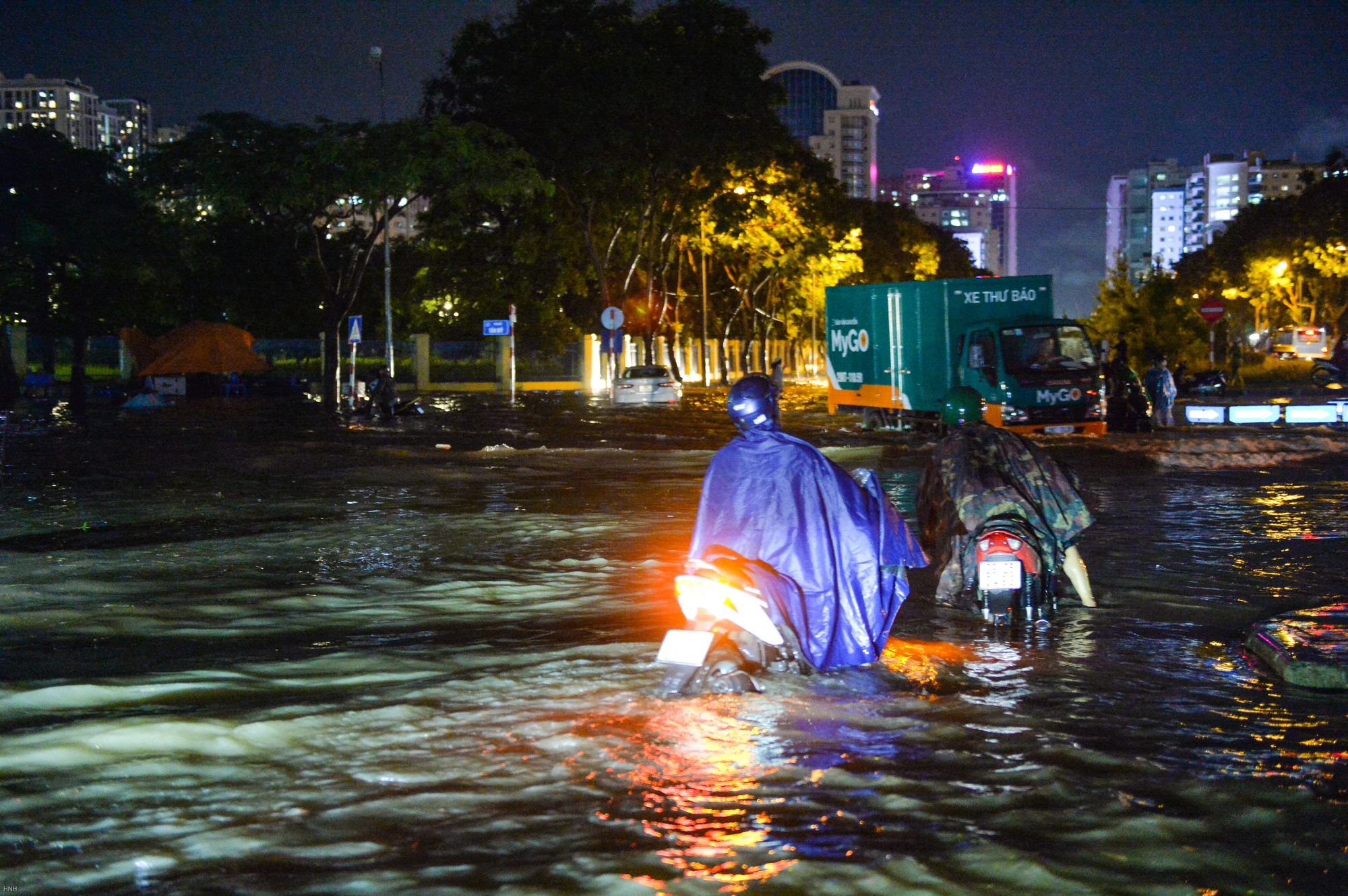 Hà Nội: Nhiều tuyến đường ngập hơn nửa mét, xe chết máy la liệt sau trận mưa lớn - Ảnh 8.