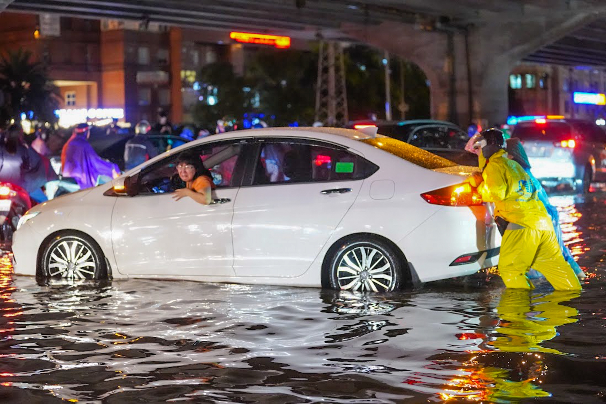 Hà Nội: Nhiều tuyến đường ngập hơn nửa mét, xe chết máy la liệt sau trận mưa lớn - Ảnh 12.