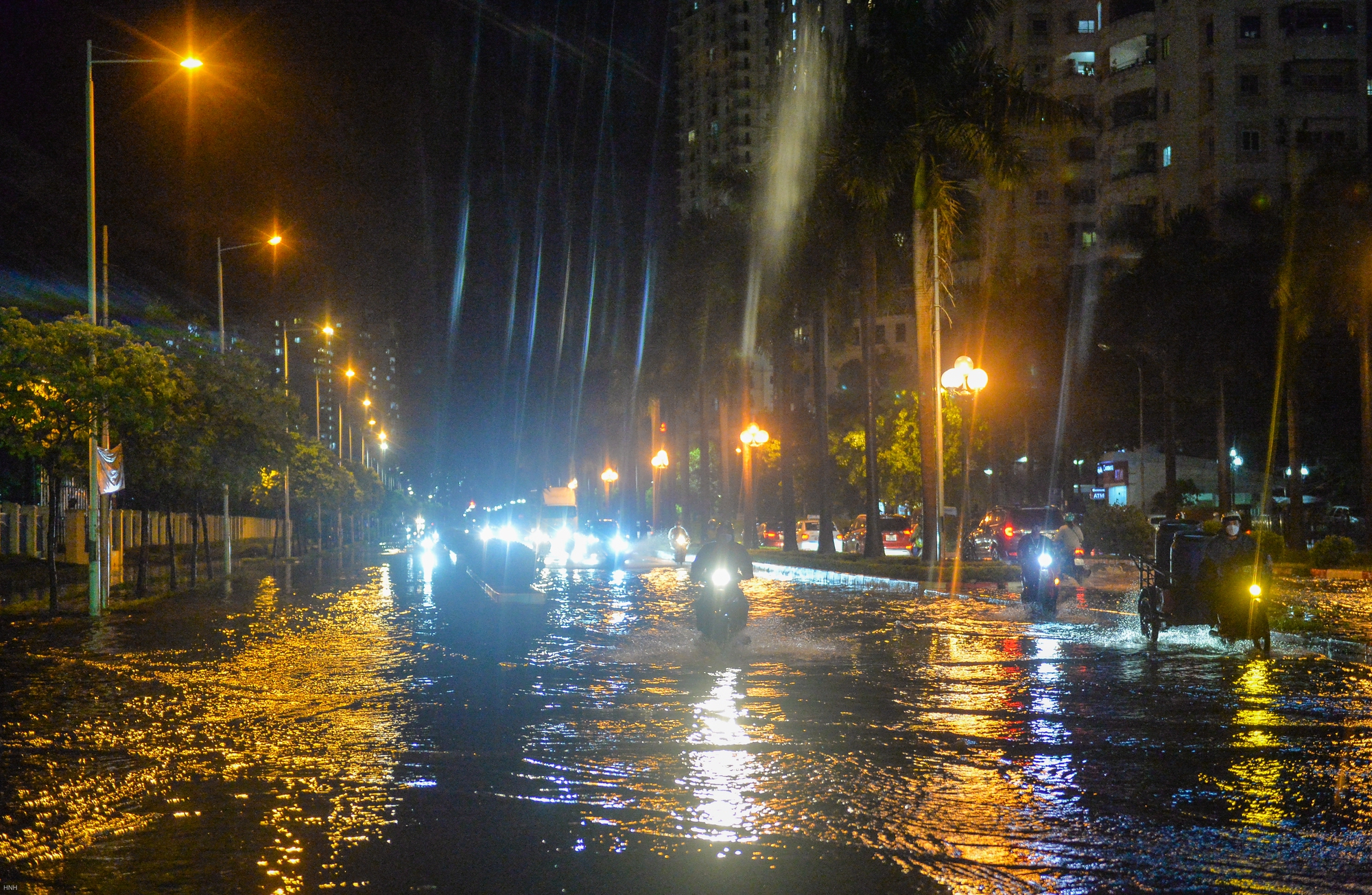 Hà Nội: Nhiều tuyến đường ngập hơn nửa mét, xe chết máy la liệt sau trận mưa lớn - Ảnh 7.