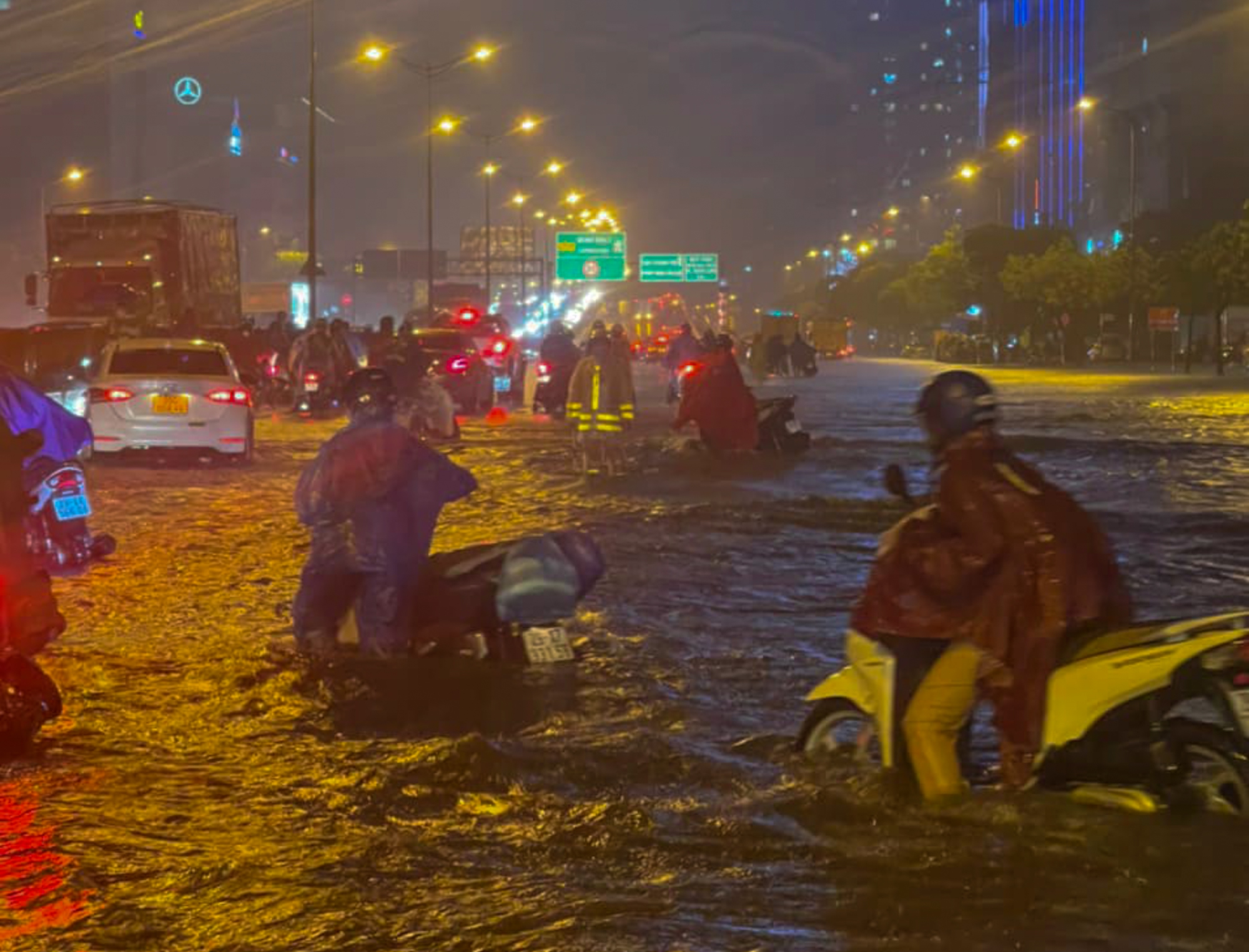 Hà Nội: Nhiều tuyến đường ngập hơn nửa mét, xe chết máy la liệt sau trận mưa lớn - Ảnh 5.