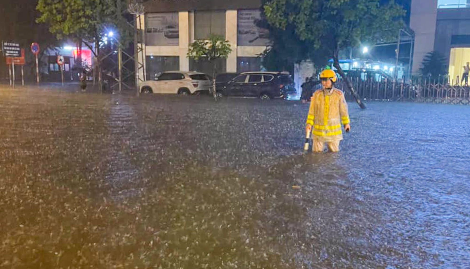 Hà Nội: Nhiều tuyến đường ngập hơn nửa mét, xe chết máy la liệt sau trận mưa lớn - Ảnh 4.