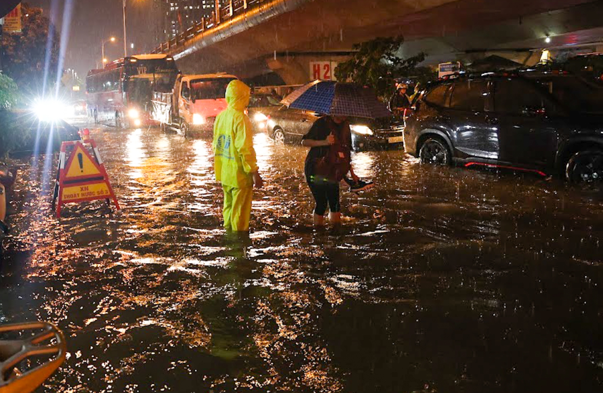 Hà Nội: Nhiều tuyến đường ngập hơn nửa mét, xe chết máy la liệt sau trận mưa lớn - Ảnh 3.