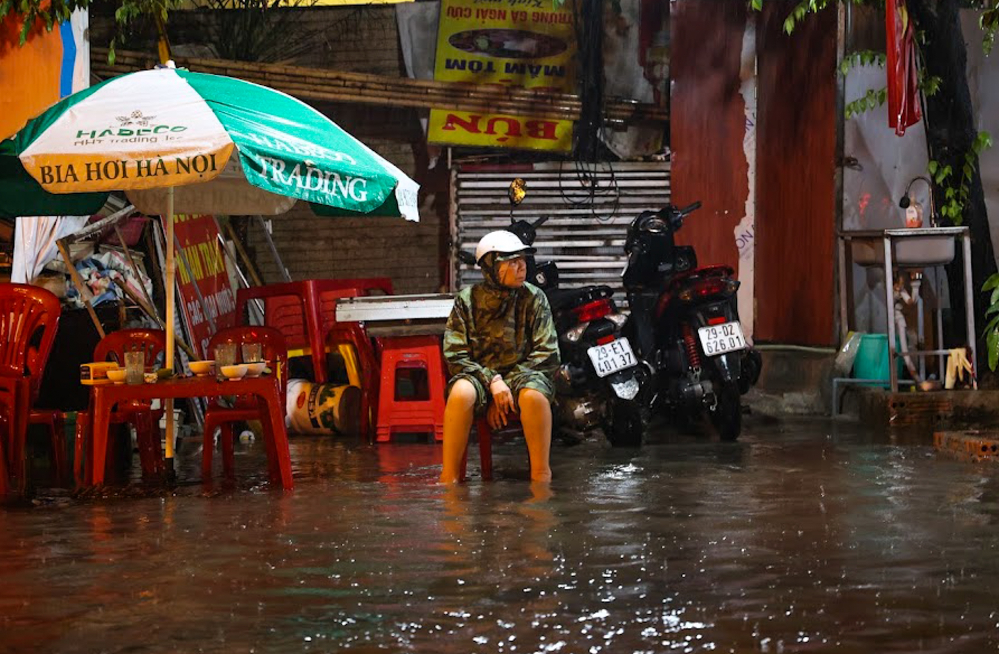 Hà Nội: Nhiều tuyến đường ngập hơn nửa mét, xe chết máy la liệt sau trận mưa lớn - Ảnh 6.