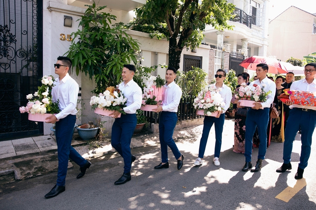Toàn cảnh lễ rước dâu của Minh Hằng: Chú rể trèo thang hôn cô dâu cực ngọt, đoàn xe nhà trai gồm 12 chiếc - Ảnh 16.