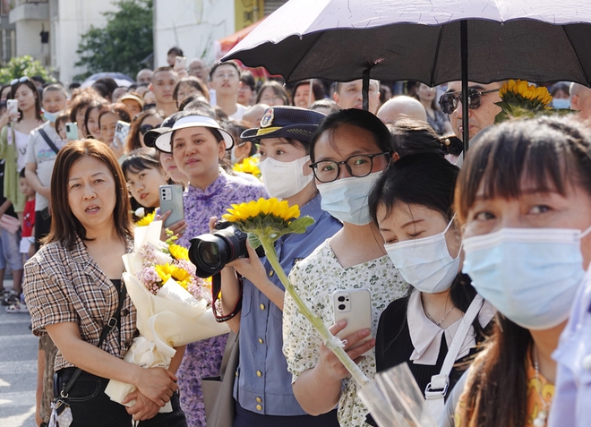 Toàn cảnh kỳ thi đại học khốc liệt nhất thế giới 2022: Cả đất nước nín thở dõi theo, sĩ tử từ chối phẫu thuật để dự thi ngày cuối cùng - Ảnh 16.