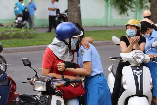 Xúc động hình ảnh phụ huynh đội nắng, khóc cười cùng con trong ngày thi vào lớp 10 ở mọi miền Tổ quốc - Ảnh 3.