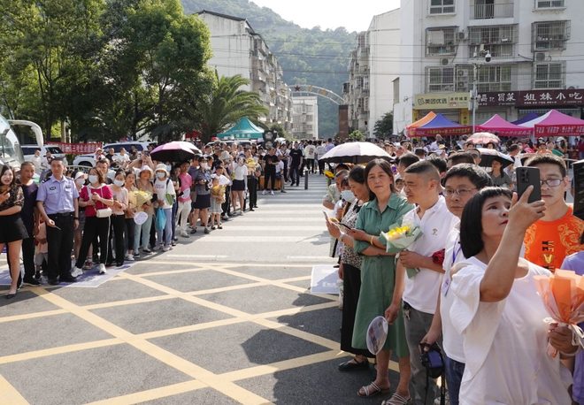 Toàn cảnh kỳ thi đại học khốc liệt nhất thế giới 2022: Cả đất nước nín thở dõi theo, sĩ tử từ chối phẫu thuật để dự thi ngày cuối cùng - Ảnh 3.