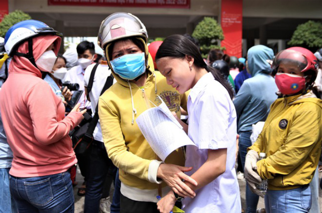 Xúc động hình ảnh phụ huynh đội nắng, khóc cười cùng con trong ngày thi vào lớp 10 ở mọi miền Tổ quốc - Ảnh 9.