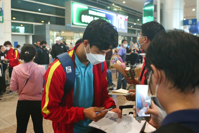CĐV mang gấu bông, đồ ăn đến sân bay đón tuyển thủ U23 Việt Nam  - Ảnh 1.