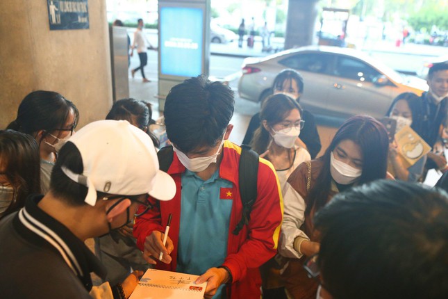 CĐV mang gấu bông, đồ ăn đến sân bay đón tuyển thủ U23 Việt Nam  - Ảnh 2.